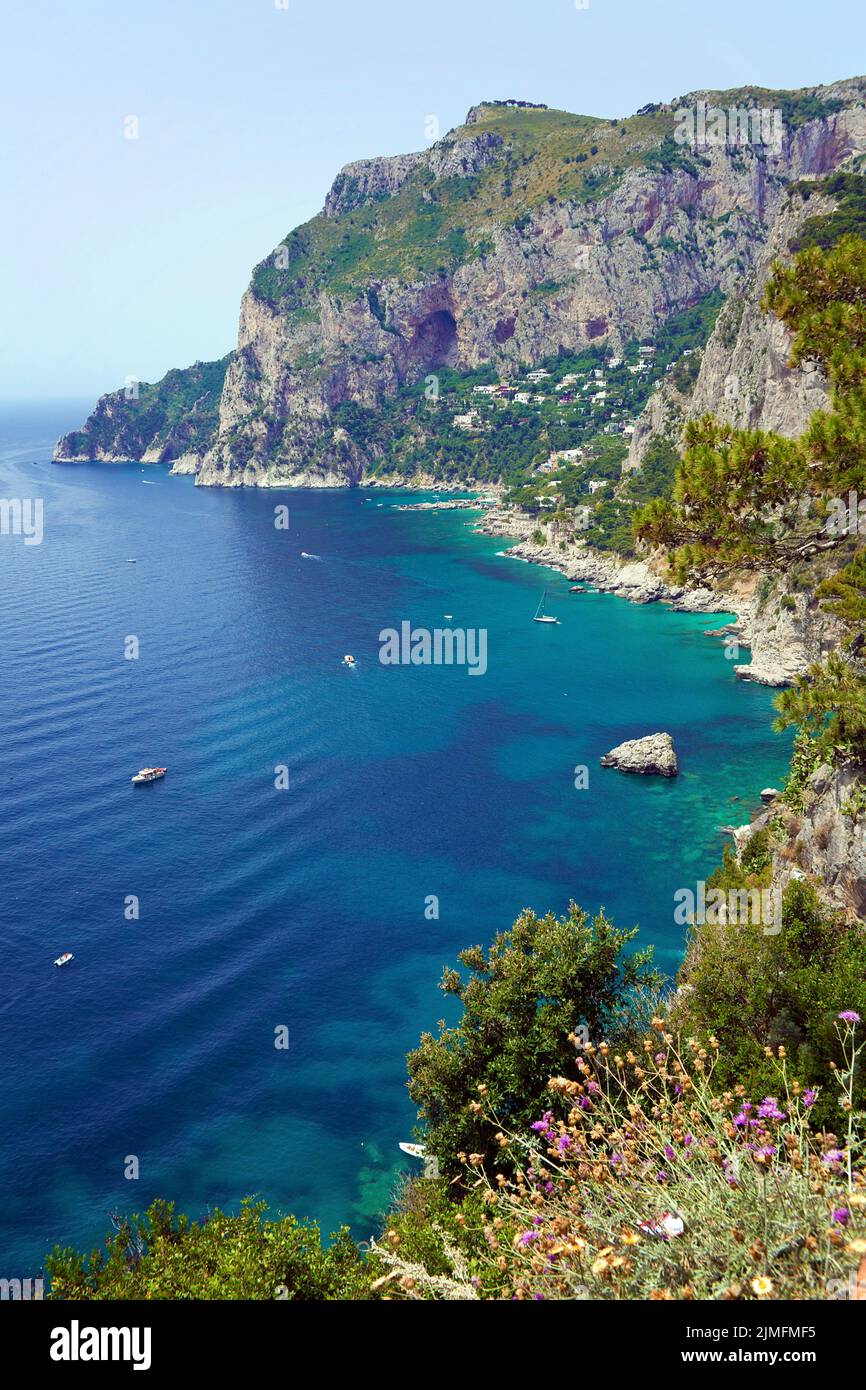 Vista sulla costa ripida dell'isola di Capri, Golfo di Napoli, Campania, Italia, Europa Foto Stock