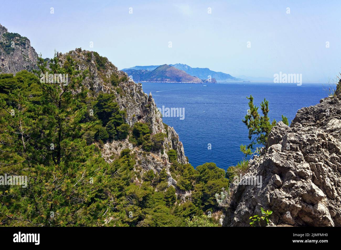 Vista sulla costa ripida dell'isola di Capri, Golfo di Napoli, Campania, Italia, Europa Foto Stock