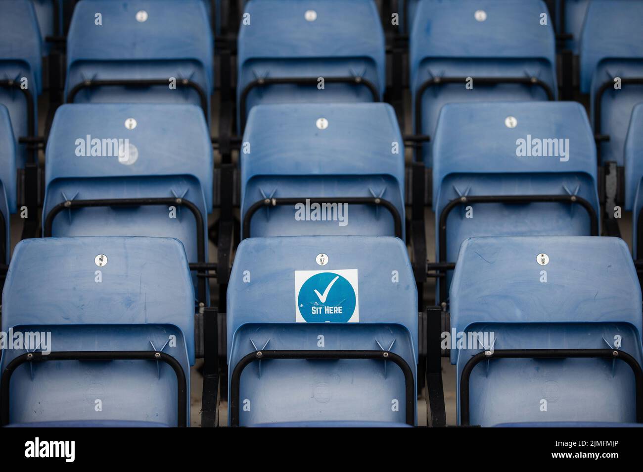 Dingwell, Scozia, Regno Unito. 6th ago 2022. 6th agosto 2022; Victoria Park, Dingwall, Scozia, Scottish Premier League Football, Ross County versus Celtic FC; un posto allo stadio con Sit qui segnato su di esso da precedenti protocolli covid credito: Action Plus Sports Images/Alamy Live News credito: Action Plus Sports Images/Alamy Live News Foto Stock