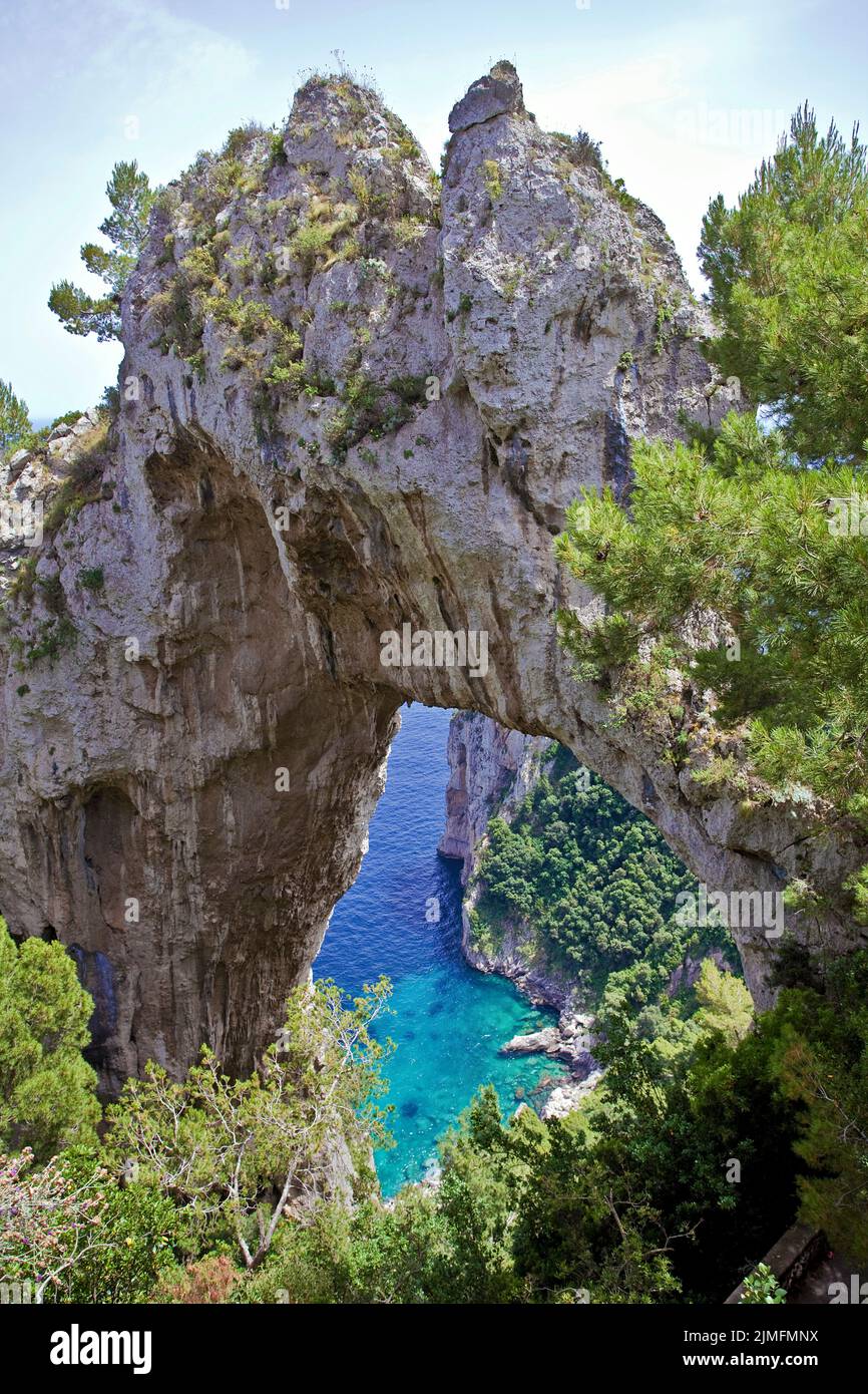 Vista sulla porta rocciosa Arco Naturale sulla ripida costa dell'isola di Capri, Golfo di Napoli, Campania, Italia, Europa Foto Stock