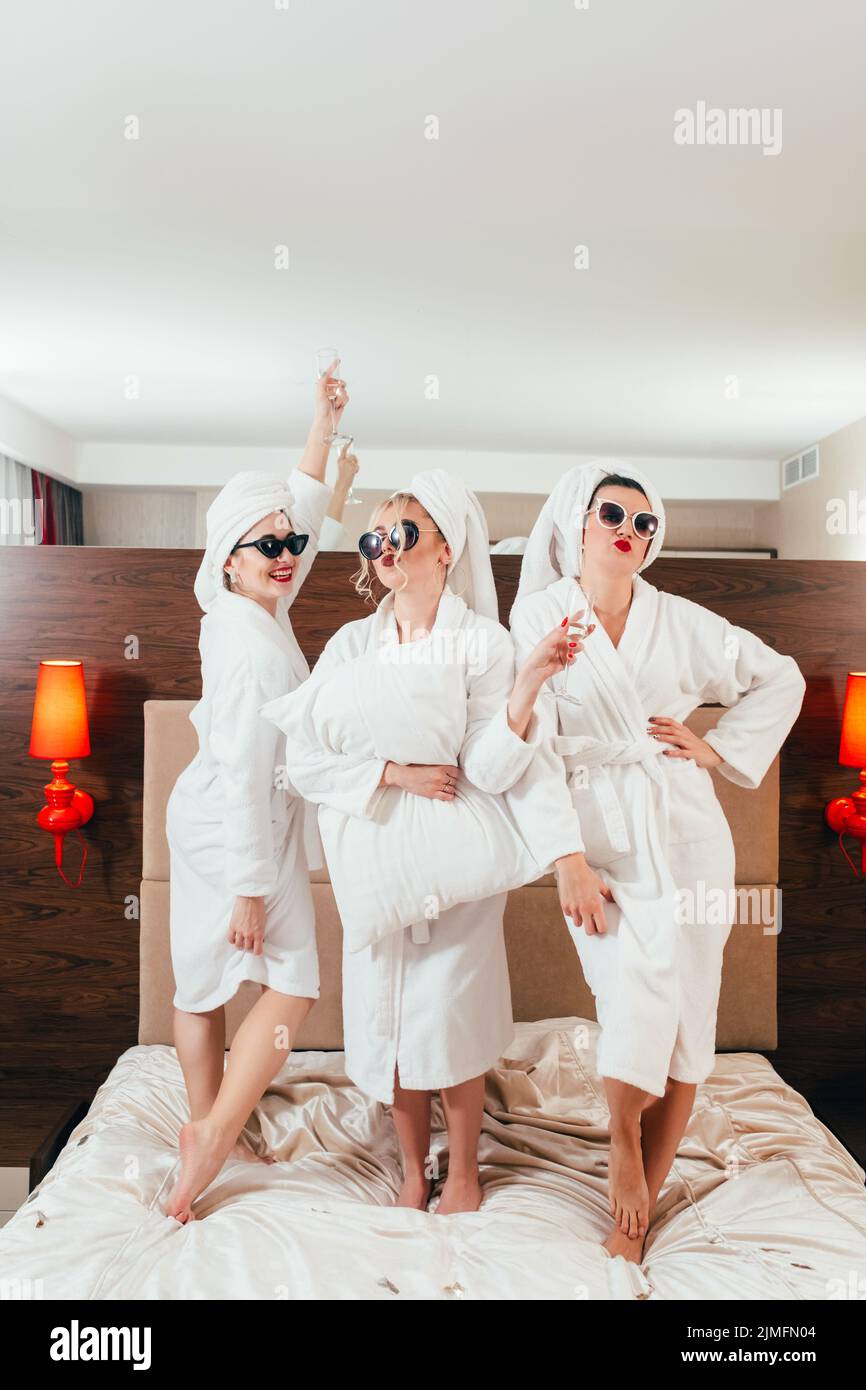 accappatoi da champagne donne e spa per feste di festa Foto Stock