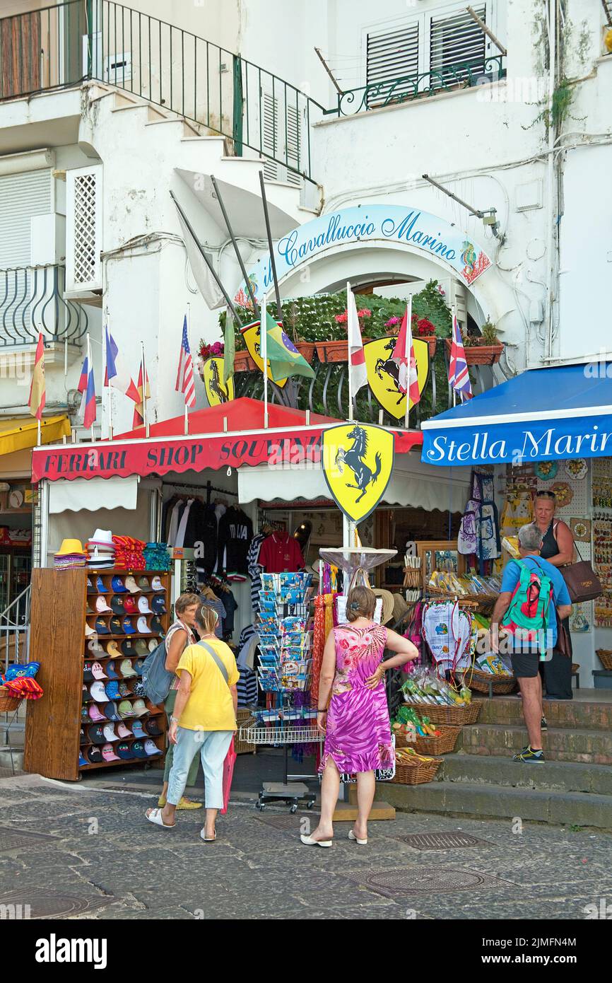 Ferrari fan shop sul lungomare del porto di Marina Grande, Capri Island, Golfo di Napoli, Italia, Mare, Europa Foto Stock