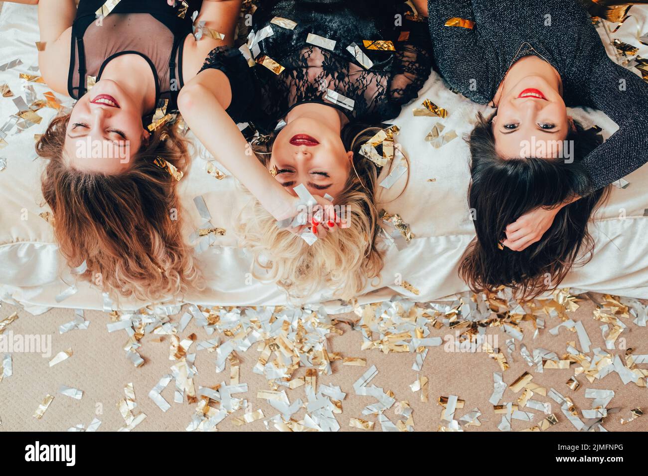 party donne riposo relax letto di sollievo confetti Foto Stock