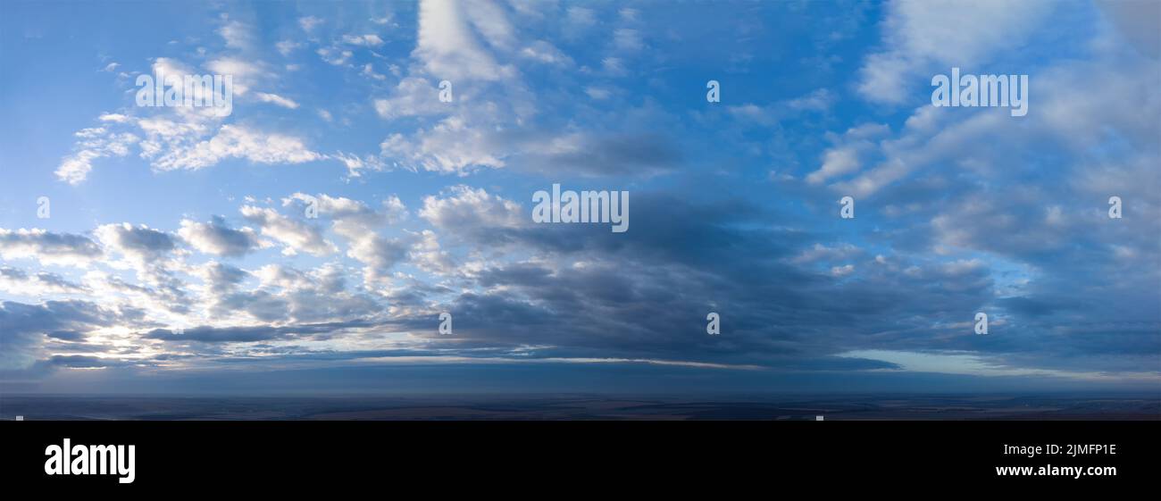 Panorama del cielo blu con le nuvole. Bella tela celeste astratta. Foto Stock