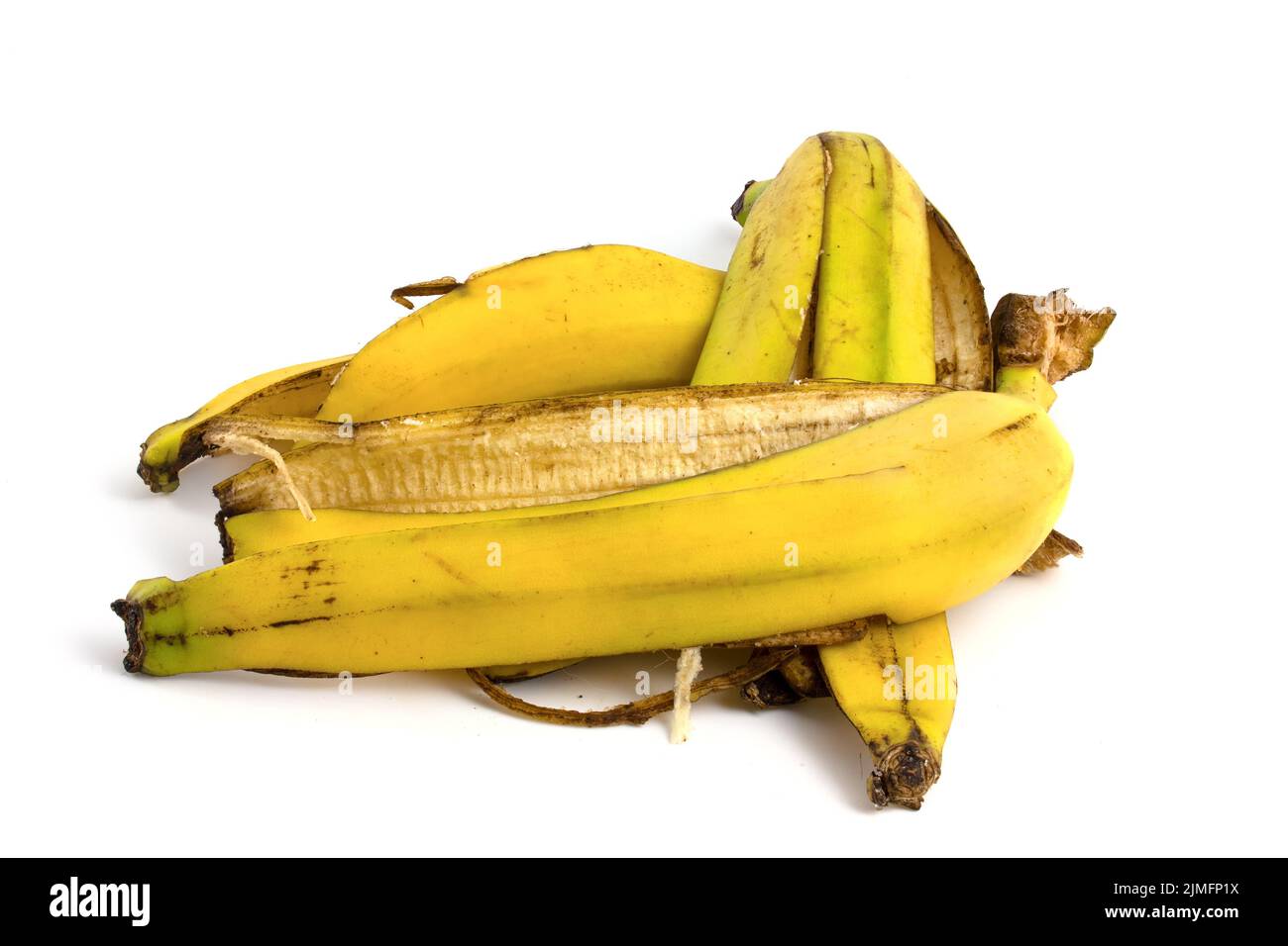 Buccia di banana di scarto isolata su fondo bianco. Foto Stock