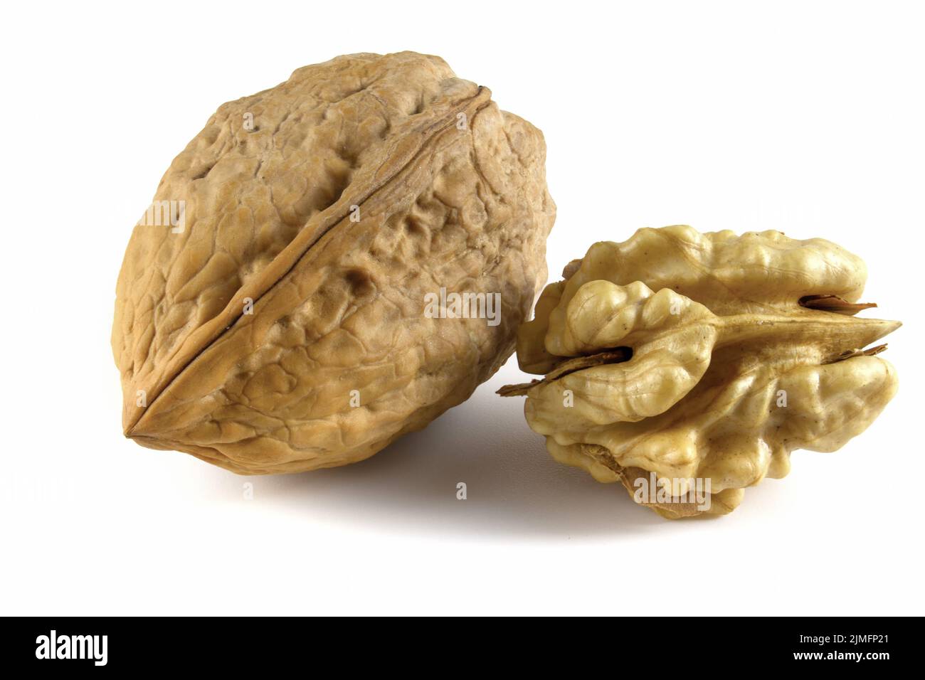 Noce fresca, nutriente, deliziosa. Dadi isolati su sfondo bianco. Foto Stock