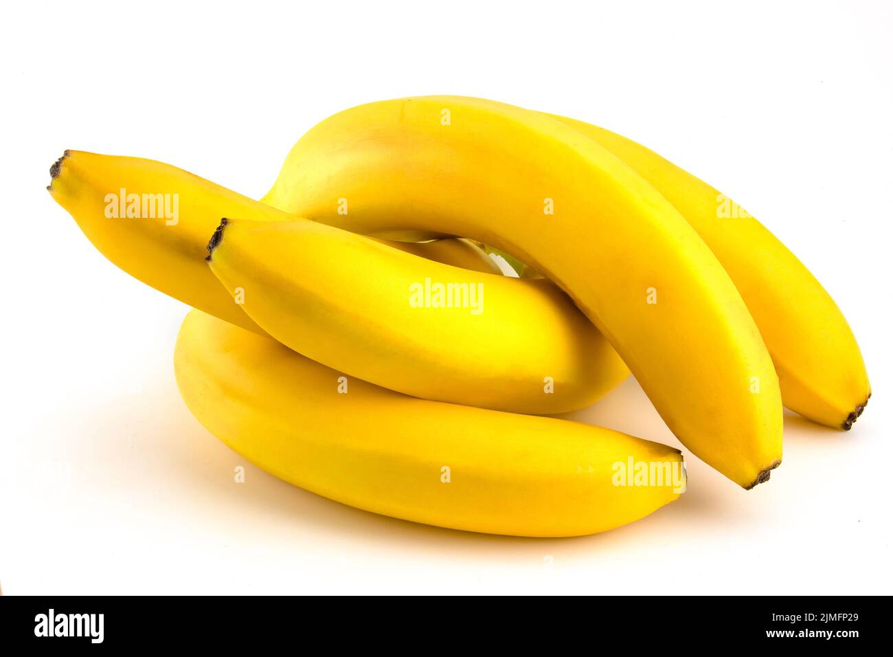 Banane mature isolate su sfondo bianco. Un mazzo di frutta giace sul bianco. Foto Stock