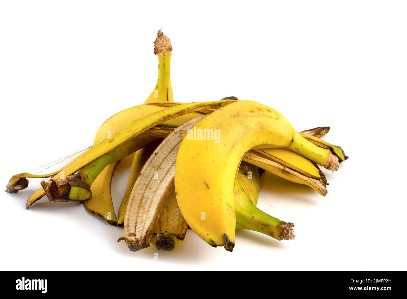 Mazzo di buccia di banana isolato su sfondo bianco. Residui organici dei rifiuti di frutta. Foto Stock