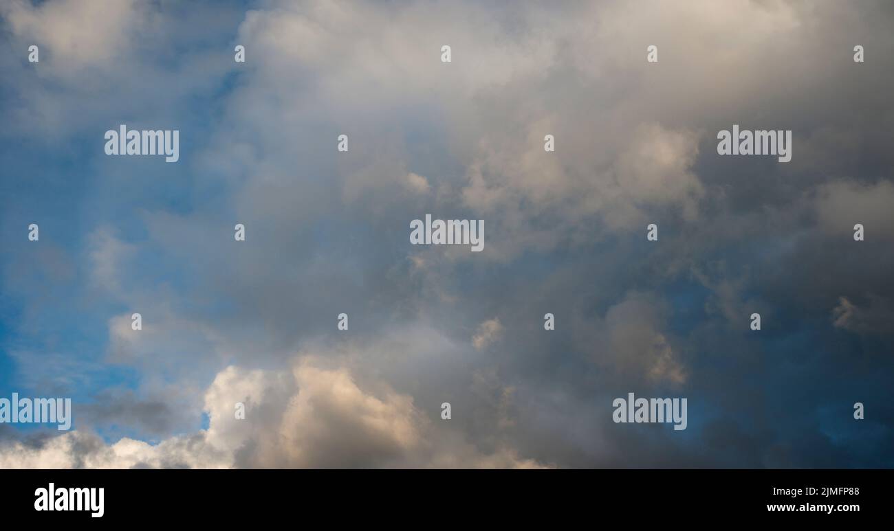 Morbide nuvole turneresque con cielo blu su Londra Foto Stock