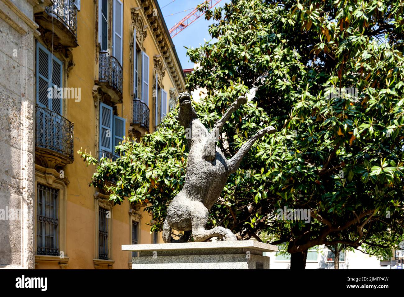 Statua in bronzo di un cavallo rampante scolpito da Aligi Sassu nel quartiere di Brera, di fronte alla galleria d'arte di Brera, centro di Milano, regione Lombardia, Italia Foto Stock