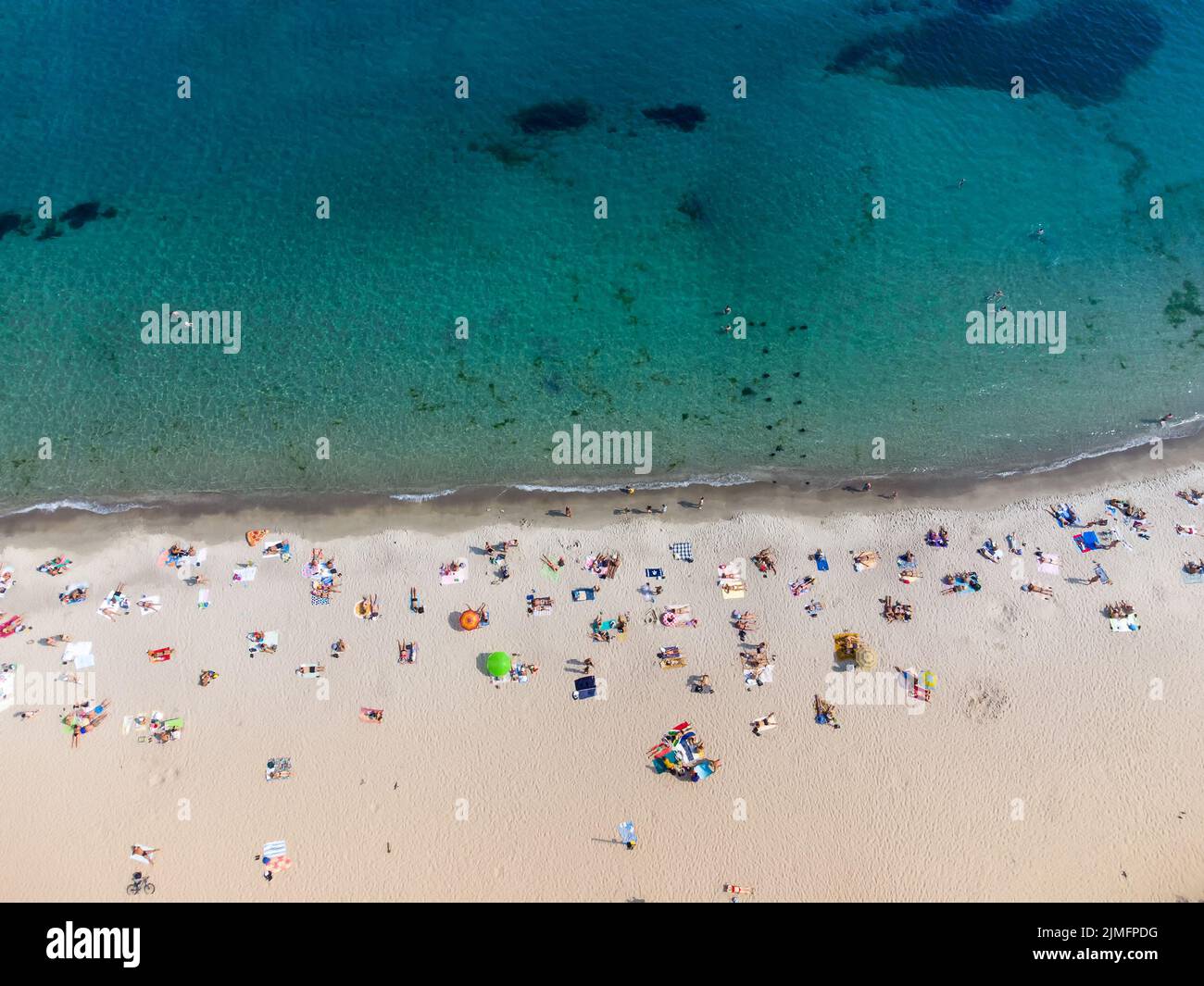 La spiaggia è piena di turisti sul mare. Vista dall'alto dal drone. Foto Stock