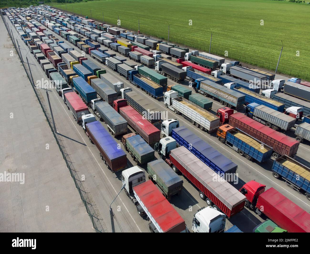 Lunga coda di camion nel porto al terminal. Vista dall'alto del parcheggio in attesa di scarico Foto Stock