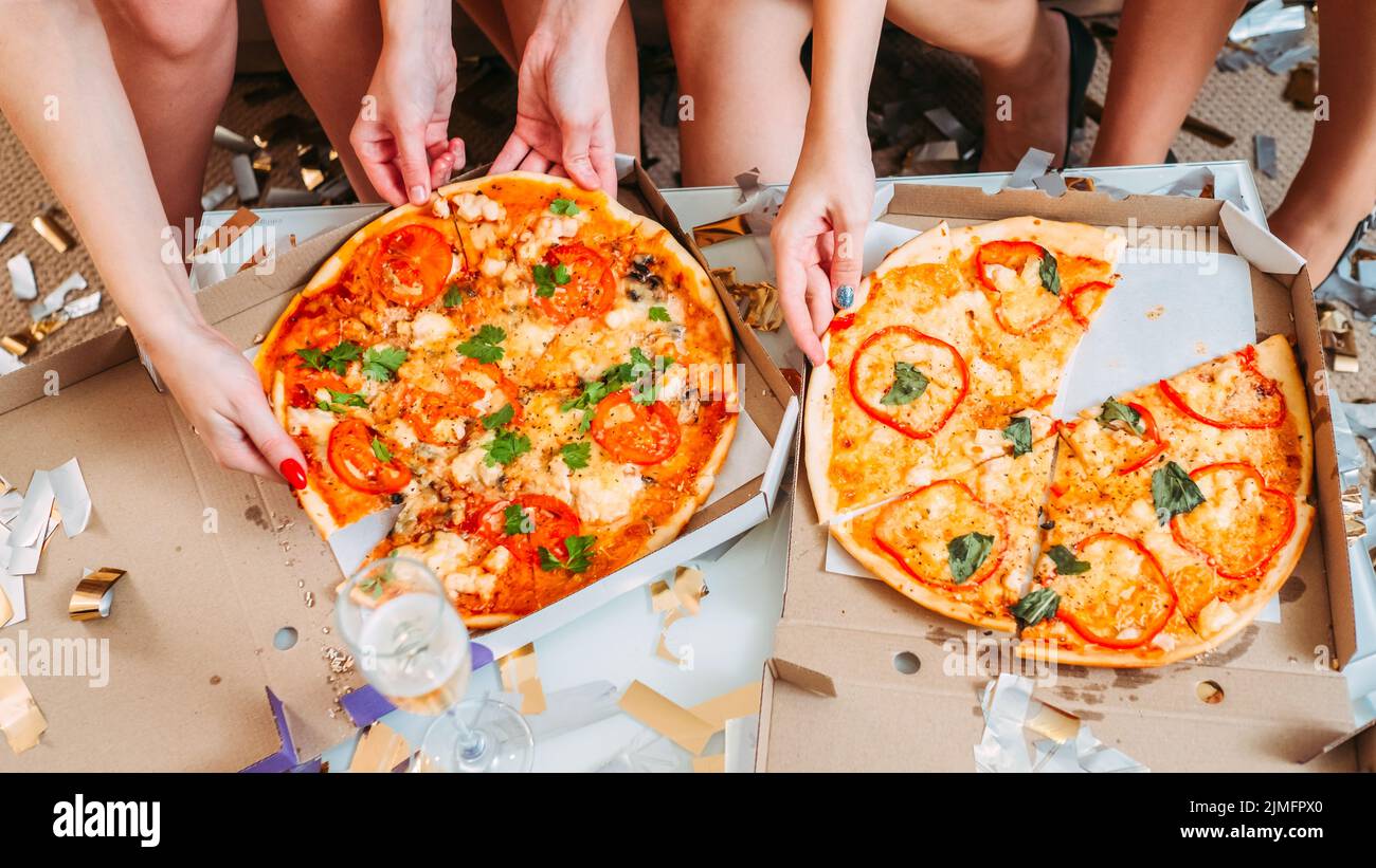 evento speciale festa ragazze pizza consegna fast food Foto Stock