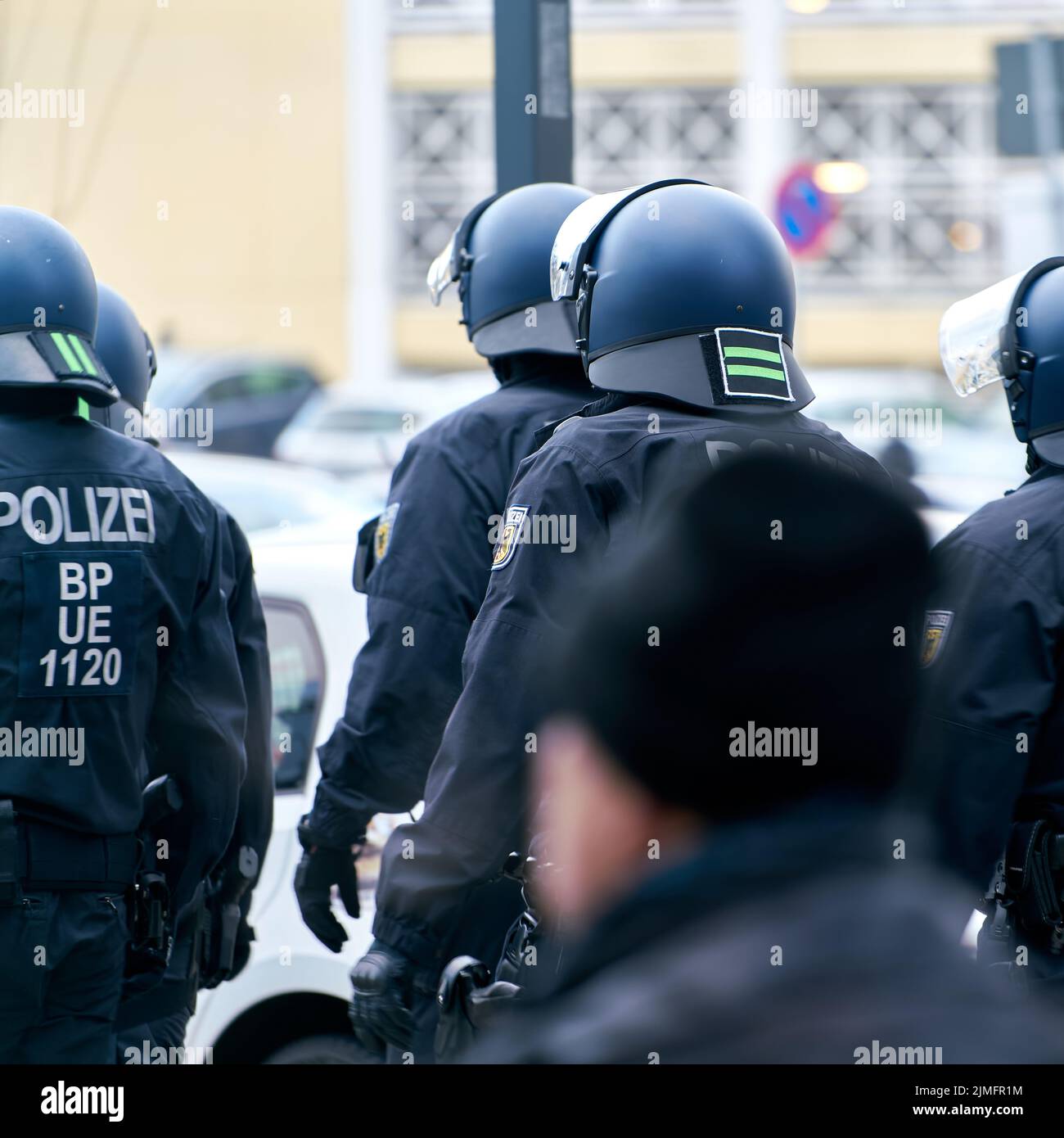 Forze di sicurezza della polizia durante le proteste degli oppositori delle misure di Corona a Magdeburgo Foto Stock