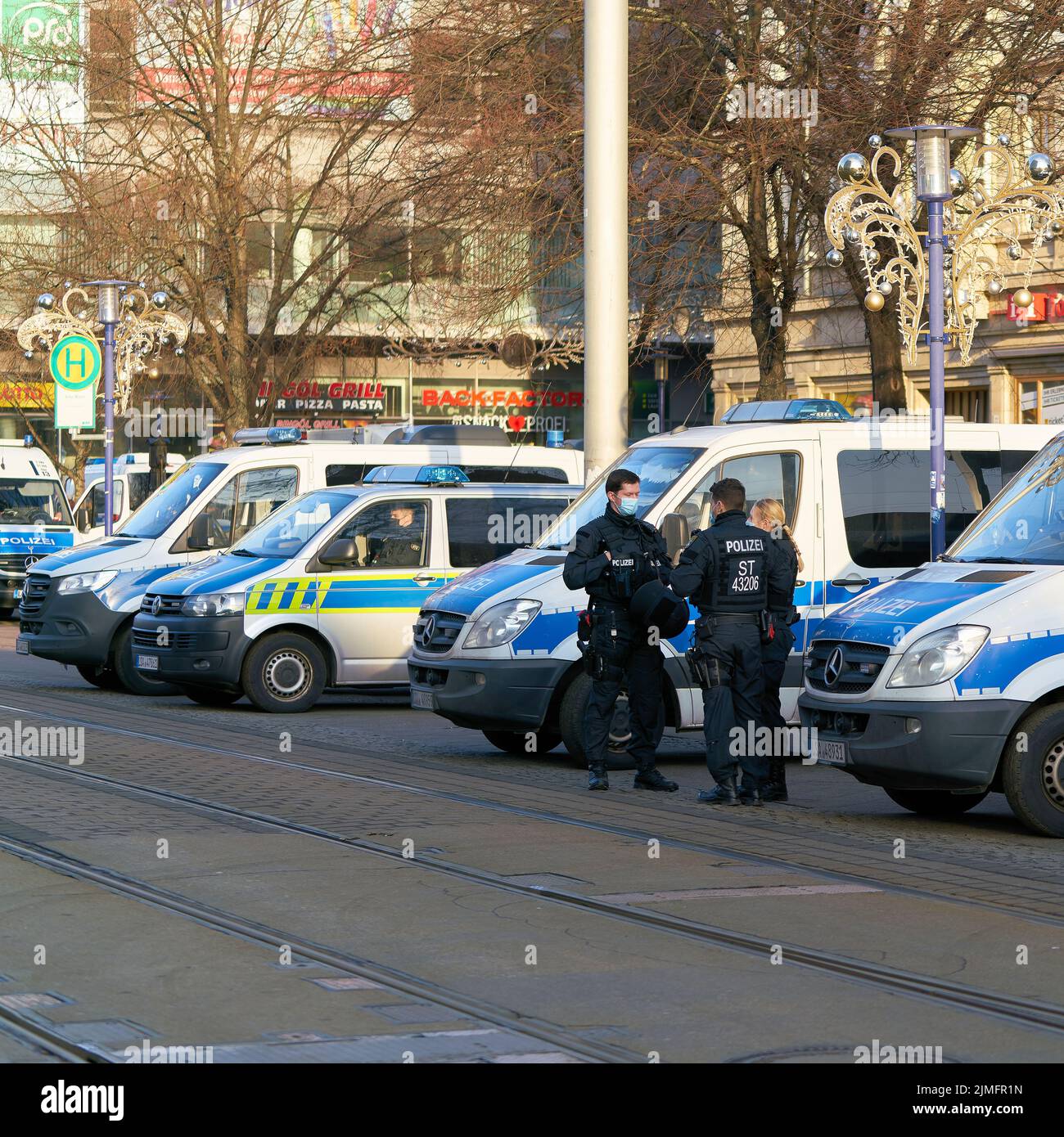 Forze di sicurezza della polizia durante le proteste degli oppositori delle misure di Corona a Magdeburgo Foto Stock