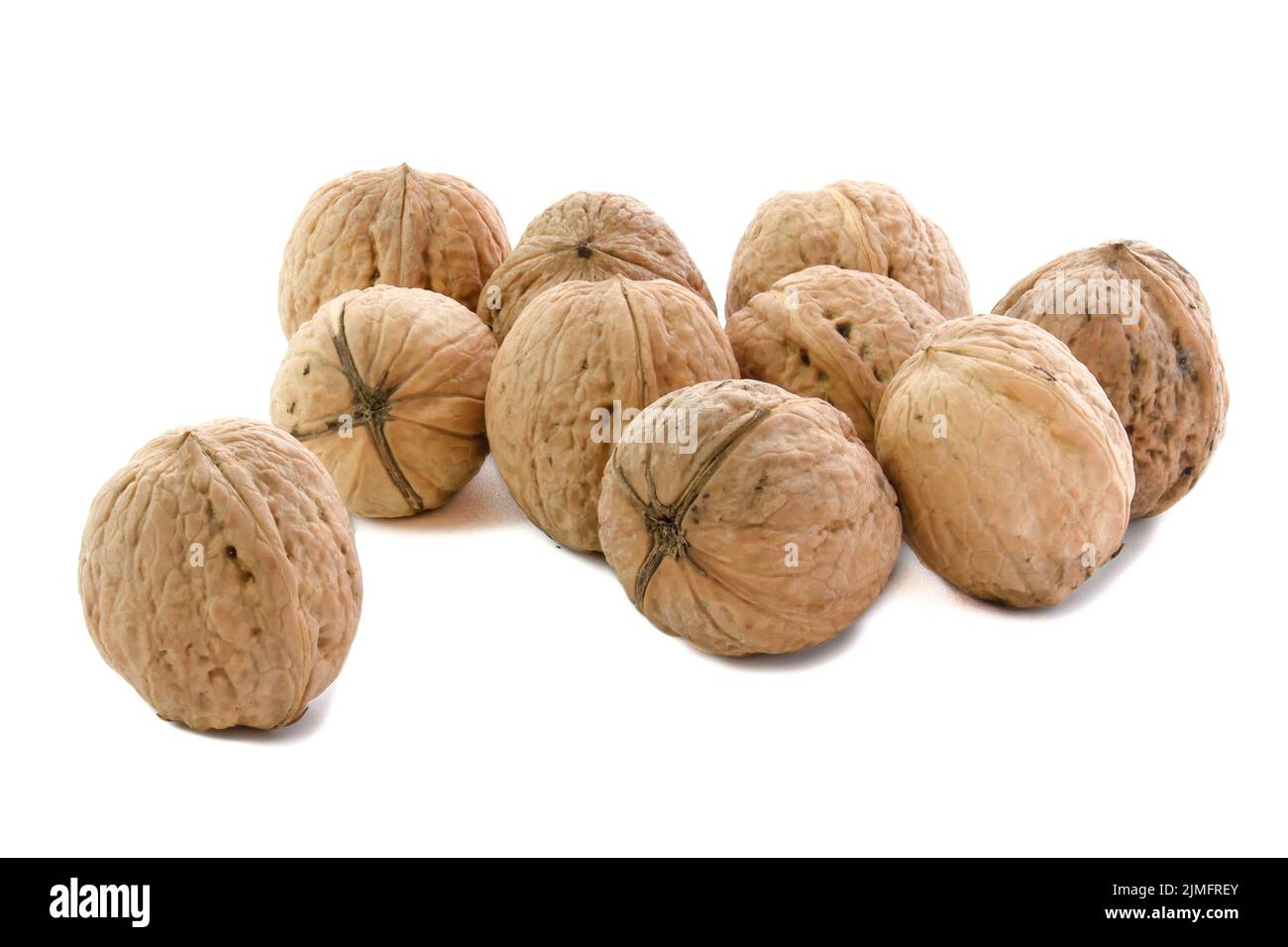 Noci isolate su sfondo bianco. Dadi interi. Foto Stock