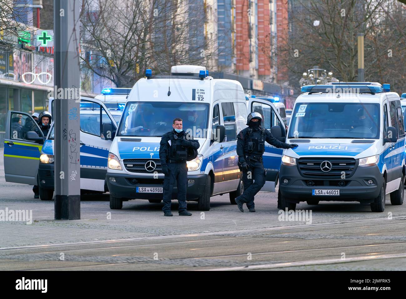 Forze di sicurezza della polizia durante le proteste degli oppositori delle misure di Corona a Magdeburgo Foto Stock