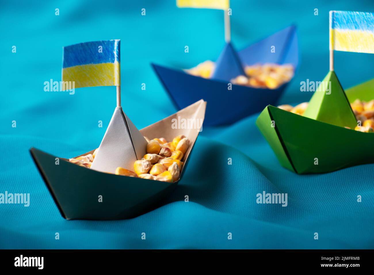 Navi con grano di mais ucraino fatto di concetto di carta Foto Stock