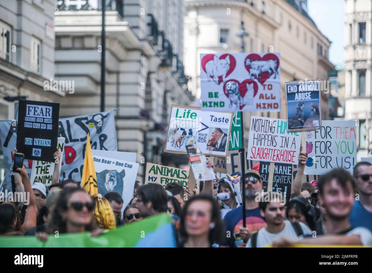 London UK 06.Aug 2022 Animal Right groups united for a rally through Central London with placards of Go Vegan and stop crudeltà contro gli animali Paul Quezada-Neiman/Alamy Live News Foto Stock