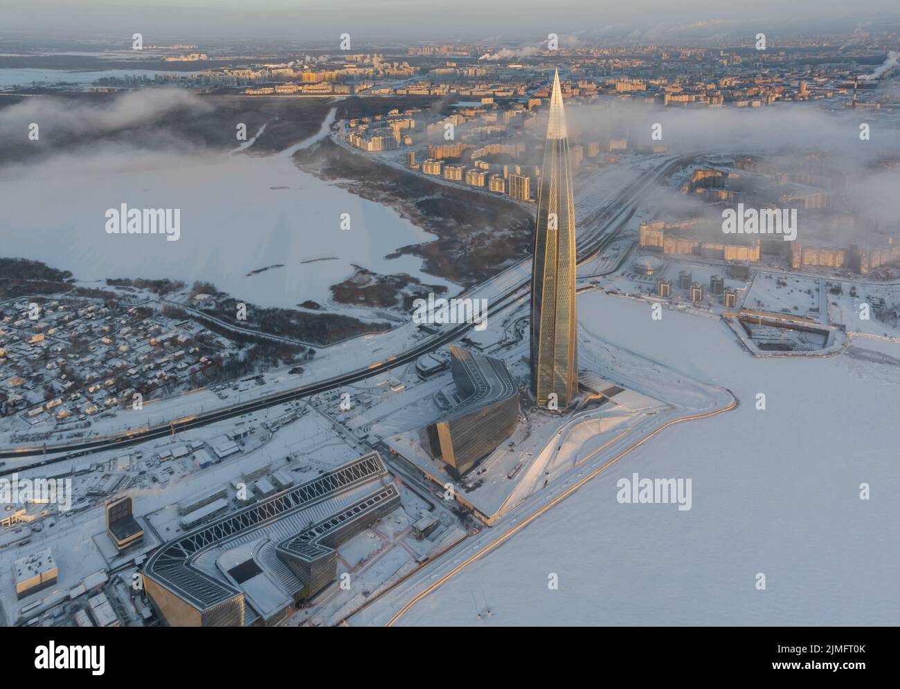 Russia, San Pietroburgo, 08 gennaio 2022: Il grattacielo del centro di Lakhta in una serata gelida d'inverno al tramonto, il futuro edificio principale Foto Stock Russia, San Pietroburgo, 08 gennaio 2022: Il grattacielo del centro di Lakhta in una serata gelida d'inverno al tramonto, il futuro edificio principale Foto Stock