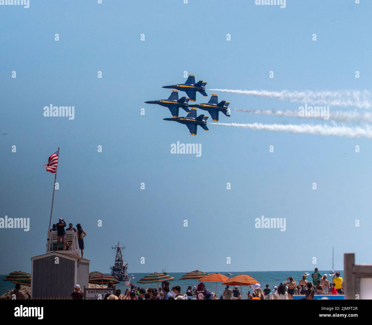 Wantagh, New York, USA - 29 maggio 2022: Quattro jet Blue Angels della Marina degli Stati Uniti che volano in formazione su uno stand bagnino alla spiaggia durante un'esposizione aerea di Long Foto Stock