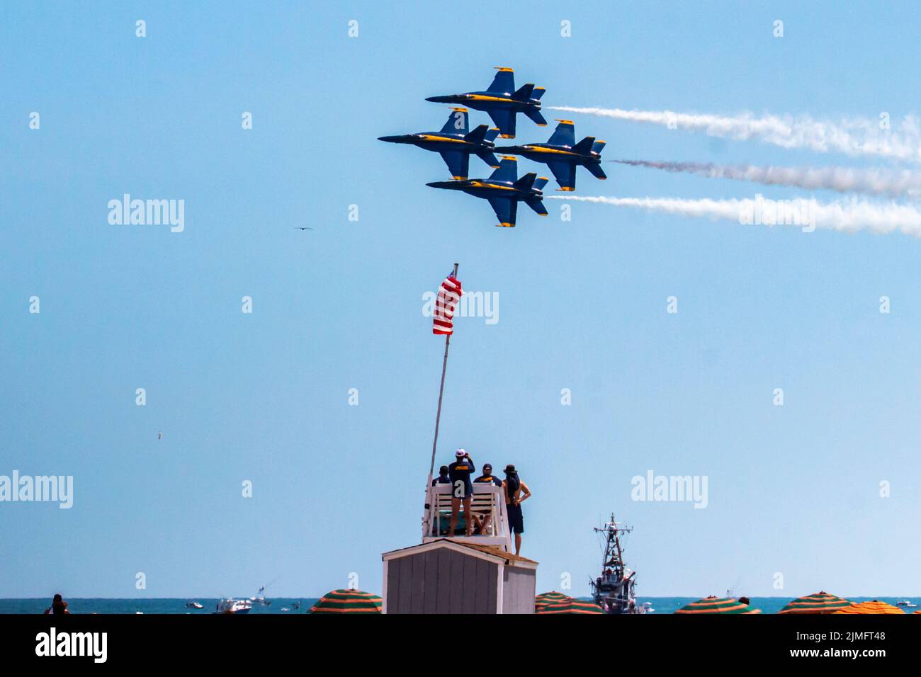 Wantagh, New York, USA - 29 maggio 2022: Quattro jet Blue Angels della Marina degli Stati Uniti che volano in formazione su uno stand bagnino alla spiaggia durante un'esposizione aerea di Long Foto Stock