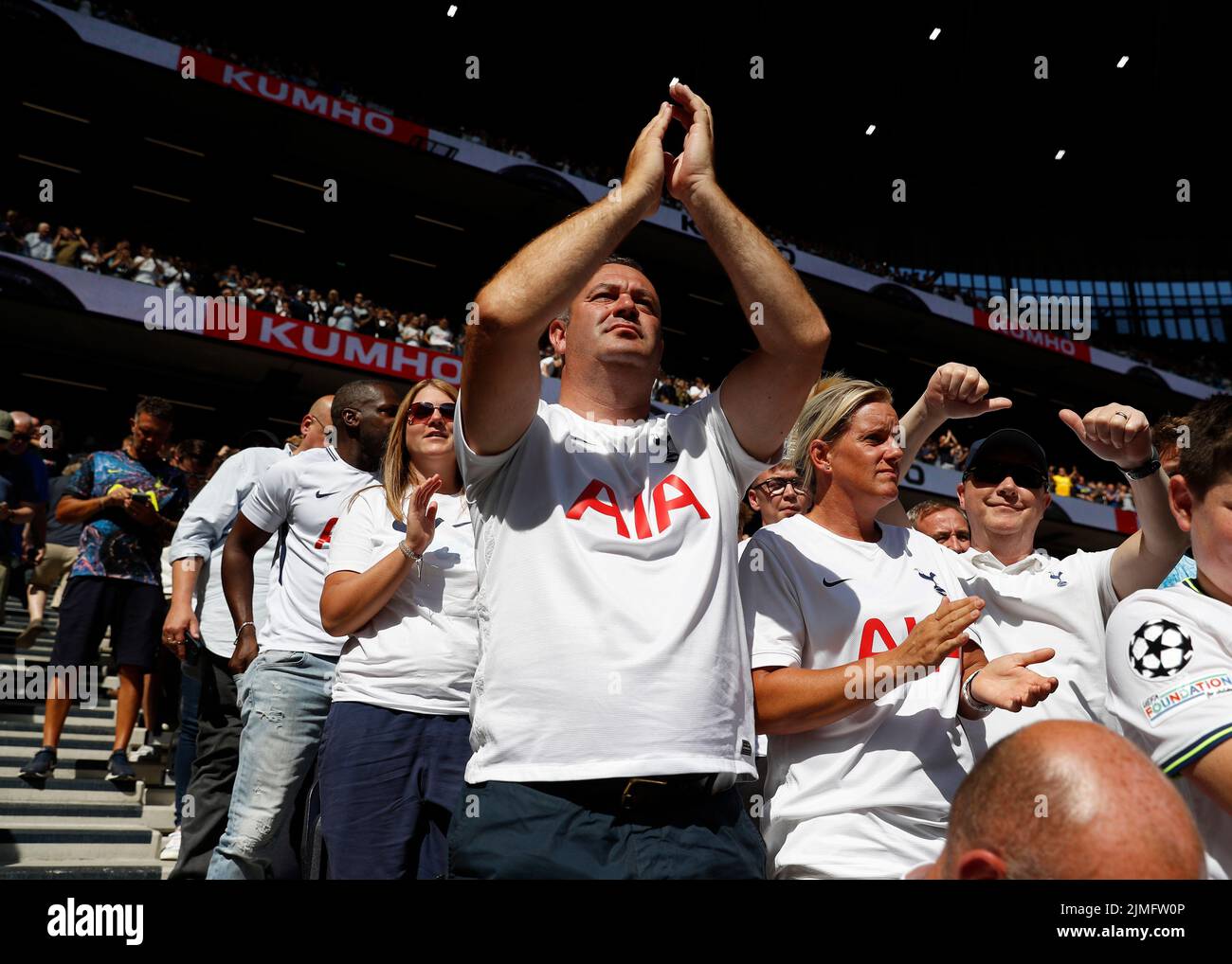 Tottenham, Londra, Regno Unito. 6th ago 2022. 6th agosto 2022; Tottenham Hotspur Stadium. Tottenham, Londra, Inghilterra; Premier League football, Tottenham versus Southampton: Tottenham fan applaudendo come entrambe le squadre escono dal tunnel prima del calcio d'inizio Credit: Action Plus Sports Images/Alamy Live News Foto Stock