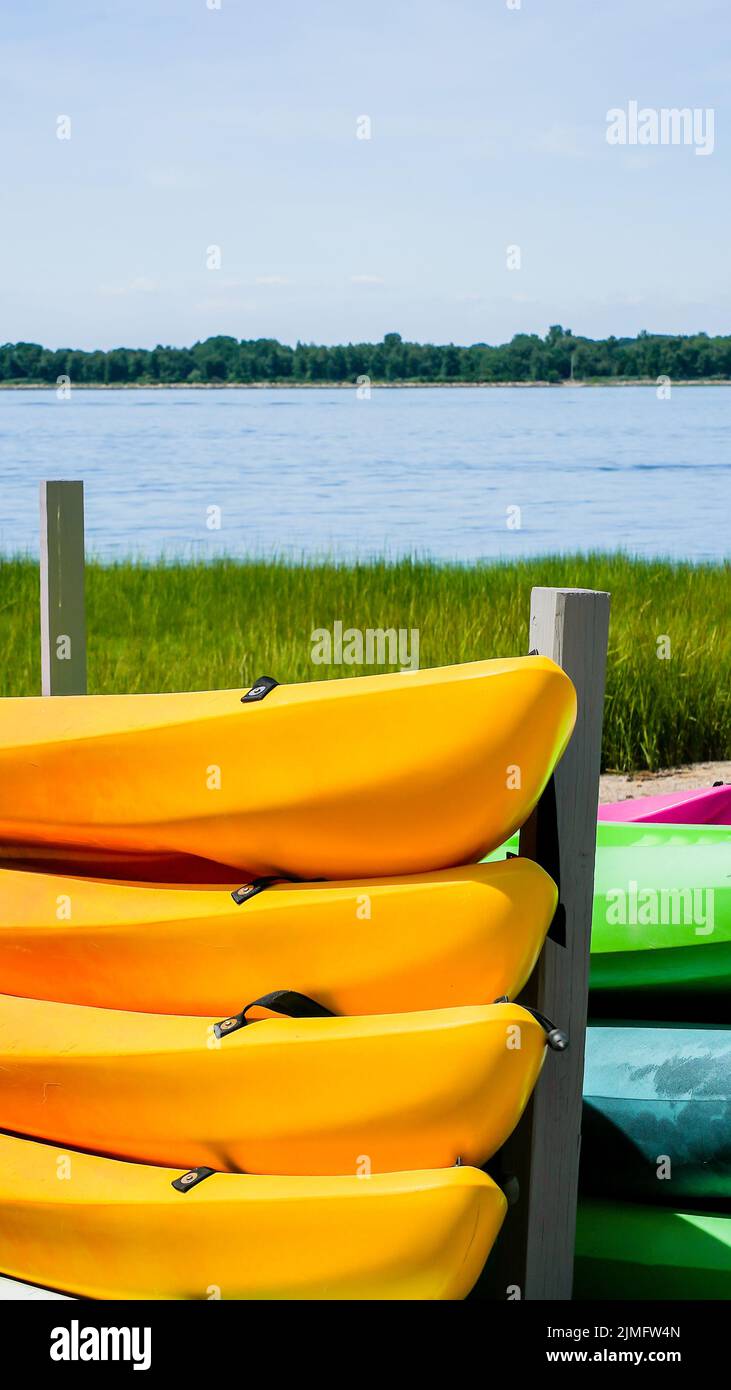 Kyaks vicino alle acque bordo in estate con spazio copia Foto Stock