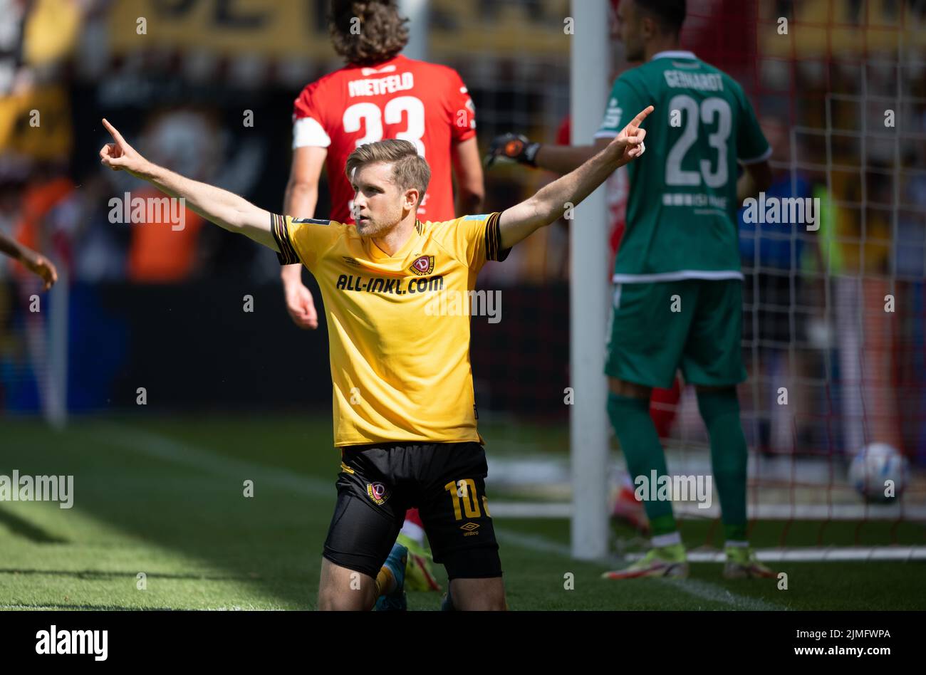 06 agosto 2022, Sassonia-Anhalt, Halle (Saale): Calcio: Campionato 3rd, Hallescher FC - Dynamo Dresden, giorno 2, Leuna-Chemie-Stadion. Patrick Weihrauch di Dresda è felice del suo obiettivo di farlo 2:0. Foto: Hendrik Schmidt/dpa/ZB - NOTA IMPORTANTE: In conformità con le esigenze della DFL Deutsche Fußball Liga e della DFB Deutscher Fußball-Bund, è vietato utilizzare o utilizzare fotografie scattate nello stadio e/o della partita sotto forma di immagini in sequenza e/o serie di foto video-simili. Foto Stock