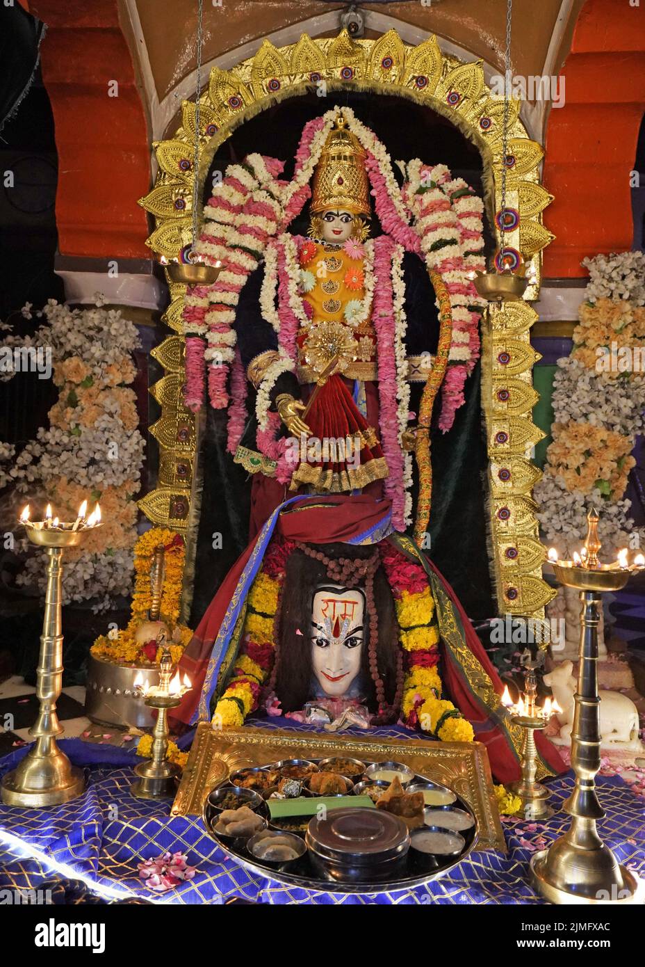 Beawar, India. 05th ago 2022. Scultura di Lord Shiva decorata come Lord RAM nel secondo anniversario di Ayodhya RAM Mandir Ground Breaking cerimonia durante il mese santo indù di Shravan al tempio di Diggi Mahadev a Beawar. (Foto di Sumit Saraswat/Pacific Press) Credit: Pacific Press Media Production Corp./Alamy Live News Foto Stock