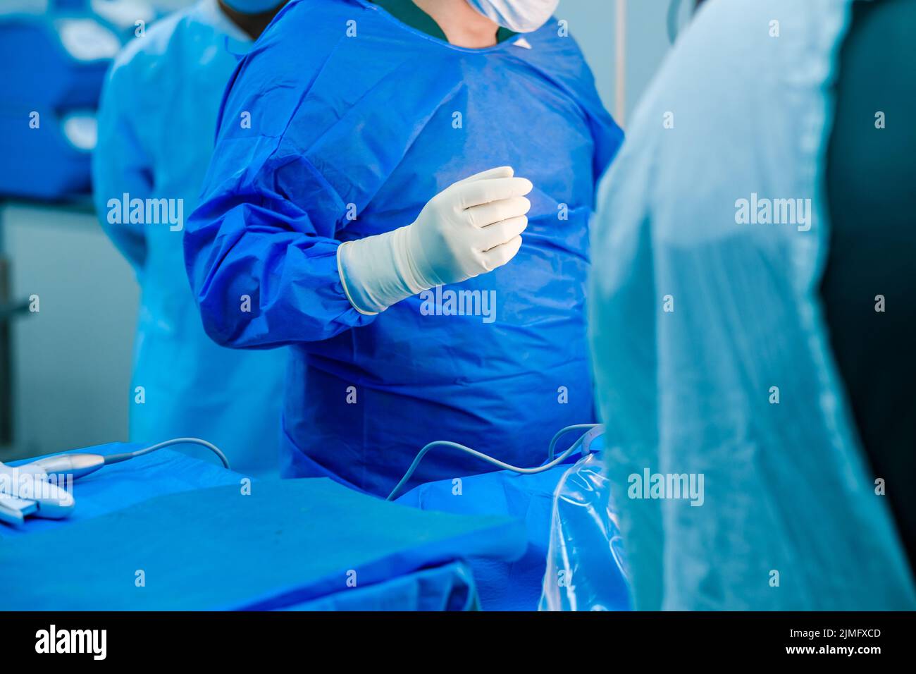 Il medico è pronto per iniziare l'intervento chirurgico. Foto Stock