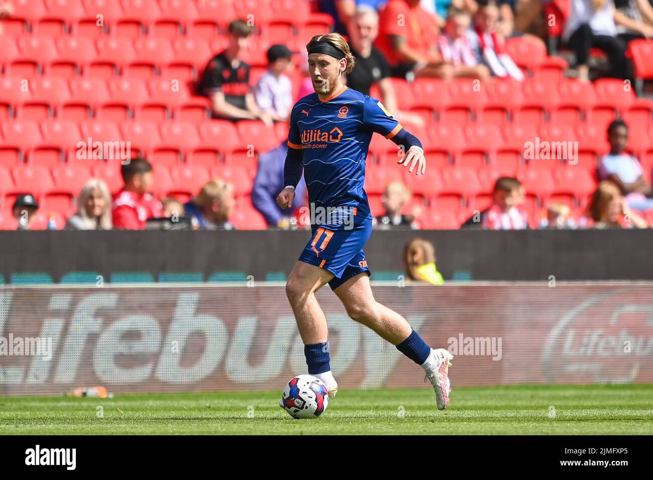 Josh Bowler #11 di Blackpool fa una pausa con la palla in , il 8/6/2022. (Foto di Craig Thomas/News Images/Sipa USA) Foto Stock