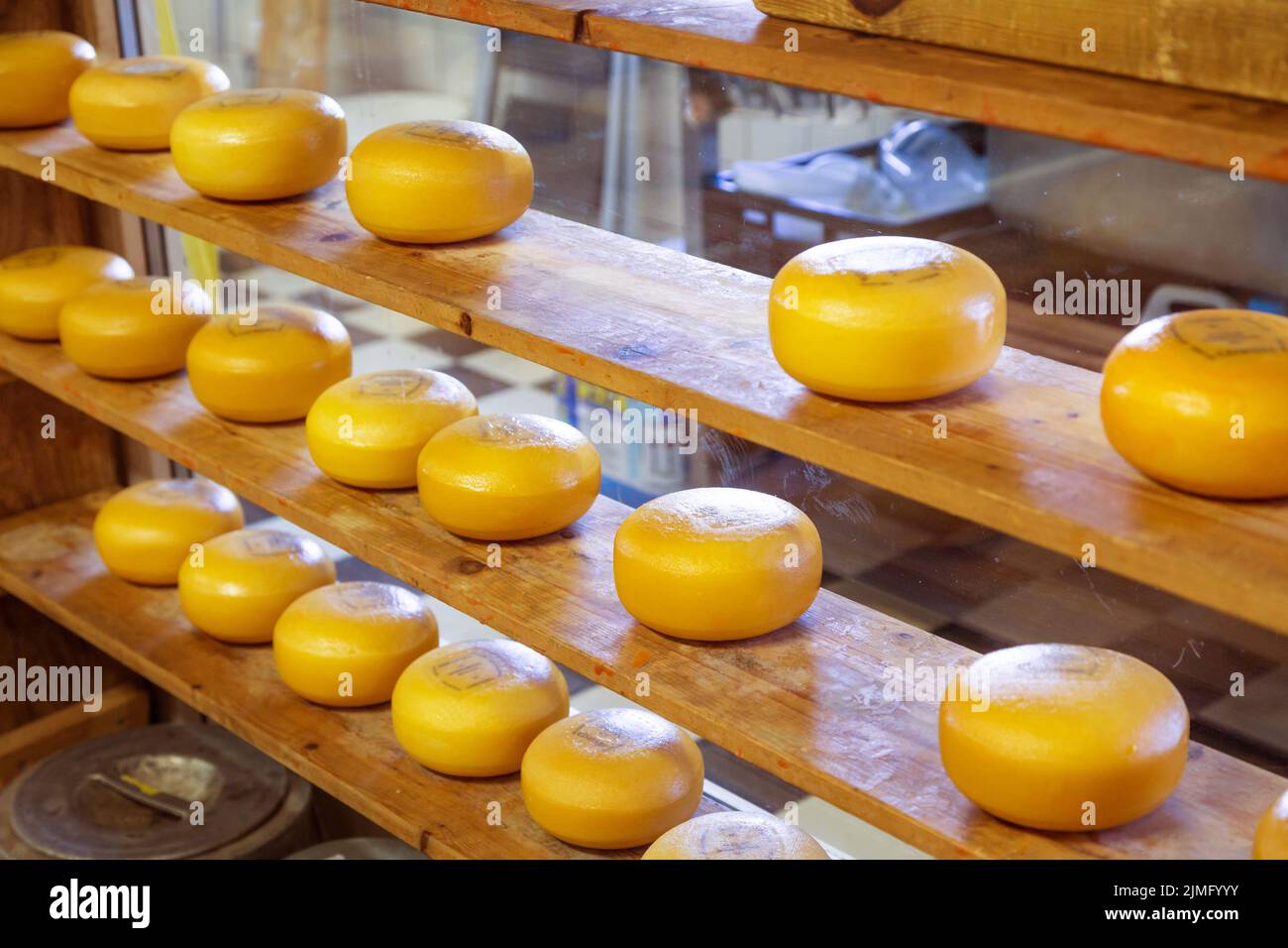 Il formaggio olandese si arrotonda al mercato tradizionale, nei Paesi Bassi Foto Stock