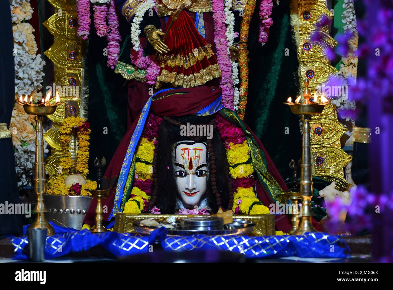 Beawar, Rajasthan, India. 5th ago 2022. Scultura di Lord Shiva decorata come Lord RAM nel secondo anniversario di Ayodhya RAM Mandir Ground Breaking cerimonia durante il mese santo indù di Shravan al tempio di Diggi Mahadev a Beawar. (Credit Image: © Sumit Saraswat/Pacific Press via ZUMA Press Wire) Foto Stock