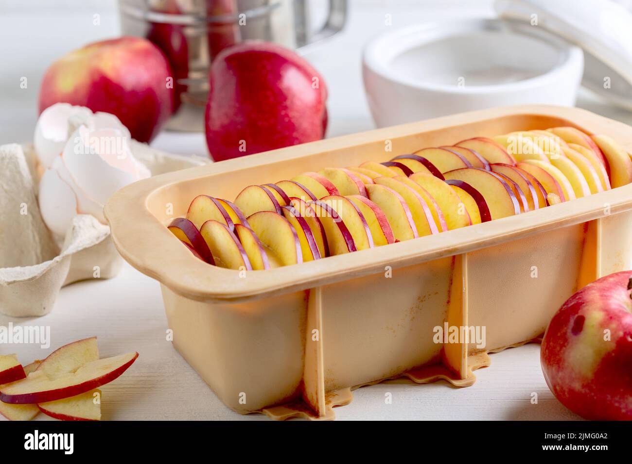 La cottura della torta di mele. Foto Stock