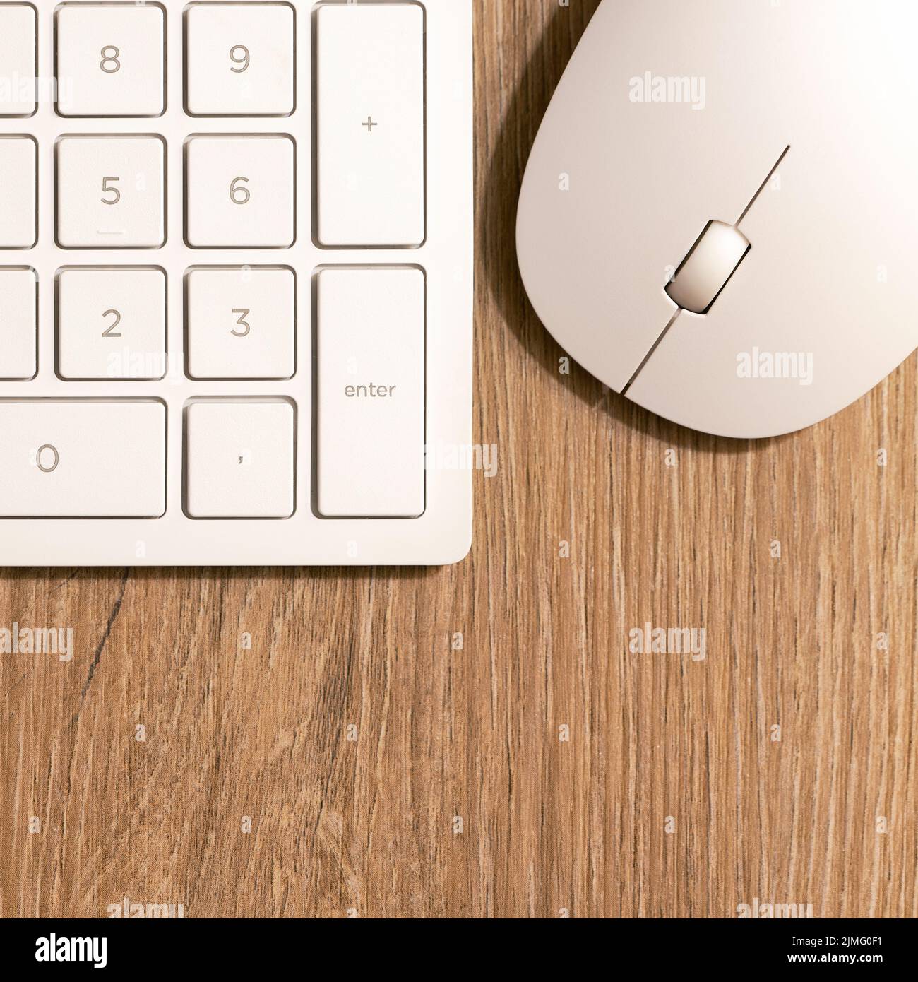 Tastiera da un computer e mouse da un computer su una scrivania in ufficio Foto Stock