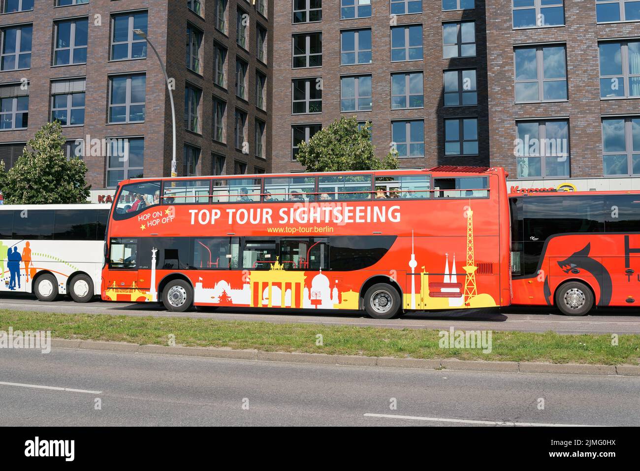 Tour della città in autobus turistico attraverso le strade di Berlino Foto Stock