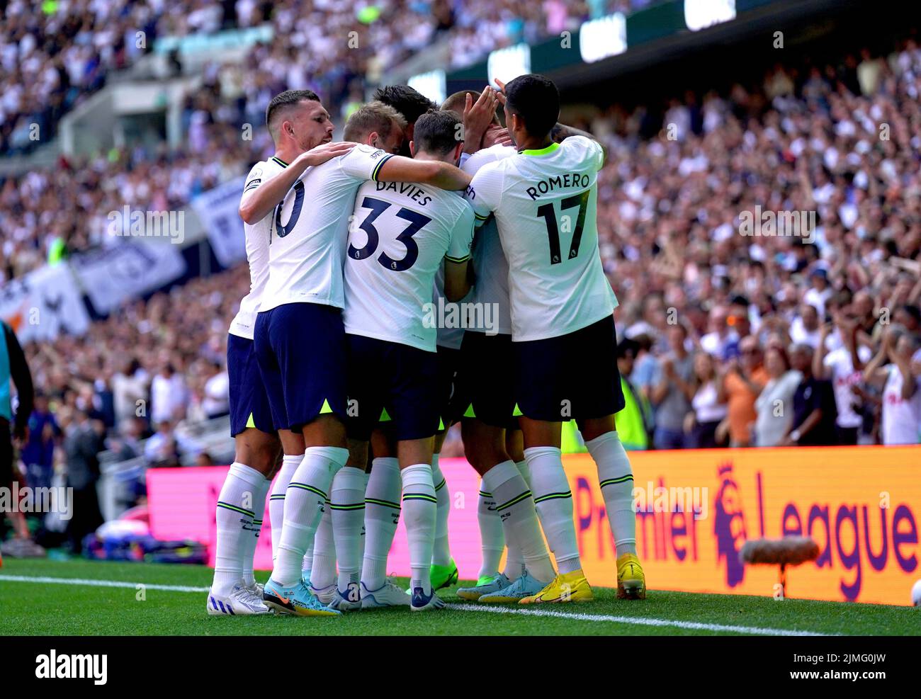 Eric Dier di Tottenham Hotspur festeggia con i suoi compagni di squadra dopo aver segnato il secondo gol della partita durante la partita della Premier League al Tottenham Hotspur Stadium di Londra. Data foto: Sabato 6 agosto 2022. Foto Stock