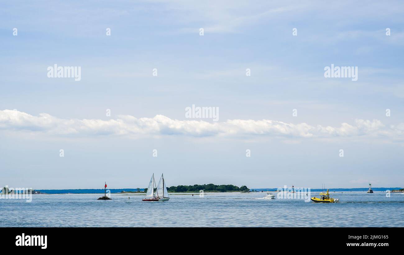 NORWALK, CT USA - 27 LUGLIO 2022: Vista dalla spiaggia di pascoli di vitello in estate con barche e spazio copia Foto Stock