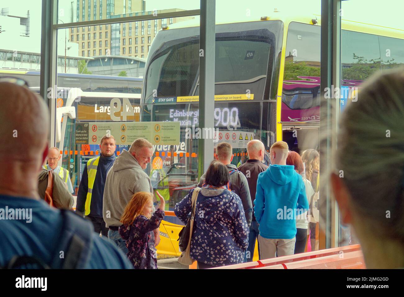 Glasgow, Scozia, Regno Unito 6th agosto 2022. Edinburgh festival viaggio caos come stazione di strada regina per pieno per il treno come Buchanan strada autobus stazione ha visto le code intorno al blocco per il primo Sabato del festival. Questa è la stazione degli autobus di strada buchanan. Come ha detto un dipendente, questo è insolito perché oggi a Edimburgo stanno accadendo quattro cose. Credit Gerard Ferry/Alamy Live News Foto Stock