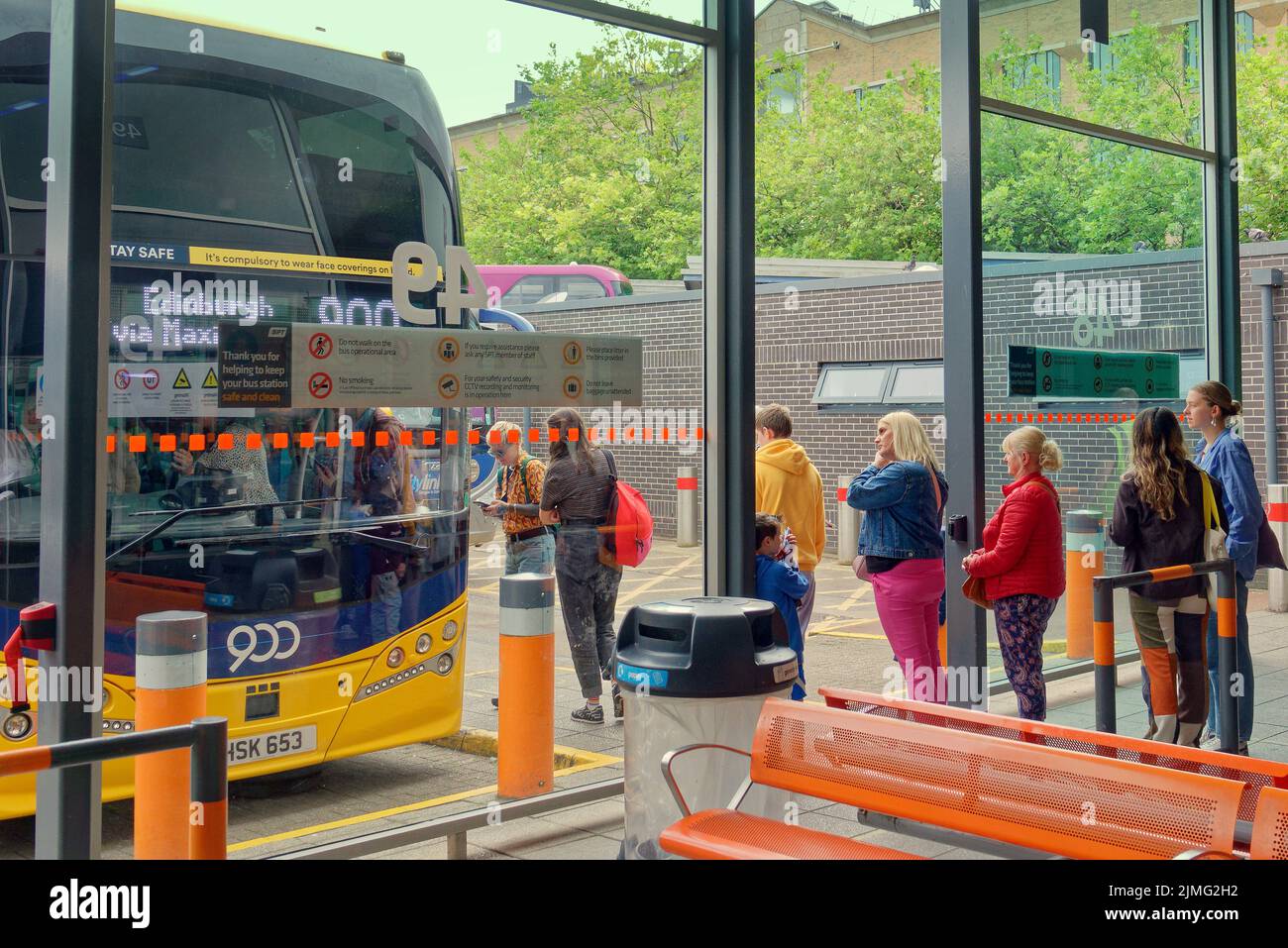 Glasgow, Scozia, Regno Unito 6th agosto 2022. Edinburgh festival viaggio caos come stazione di strada regina per pieno per il treno come Buchanan strada autobus stazione ha visto le code intorno al blocco per il primo Sabato del festival. Questa è la stazione degli autobus di strada buchanan. Come ha detto un dipendente, questo è insolito perché oggi a Edimburgo stanno accadendo quattro cose. Credit Gerard Ferry/Alamy Live News Foto Stock