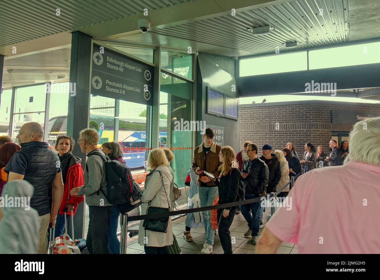 Glasgow, Scozia, Regno Unito 6th agosto 2022. Edinburgh festival viaggio caos come stazione di strada regina per pieno per il treno come Buchanan strada autobus stazione ha visto le code intorno al blocco per il primo Sabato del festival. Questa è la stazione degli autobus di strada buchanan. Come ha detto un dipendente, questo è insolito perché oggi a Edimburgo stanno accadendo quattro cose. Credit Gerard Ferry/Alamy Live News Foto Stock