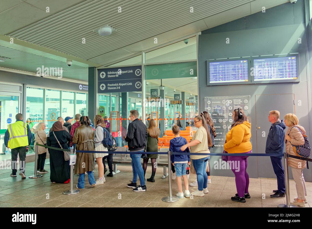 Glasgow, Scozia, Regno Unito 6th agosto 2022. Edinburgh festival viaggio caos come stazione di strada regina per pieno per il treno come Buchanan strada autobus stazione ha visto le code intorno al blocco per il primo Sabato del festival. Questa è la stazione degli autobus di strada buchanan. Come ha detto un dipendente, questo è insolito perché oggi a Edimburgo stanno accadendo quattro cose. Credit Gerard Ferry/Alamy Live News Foto Stock