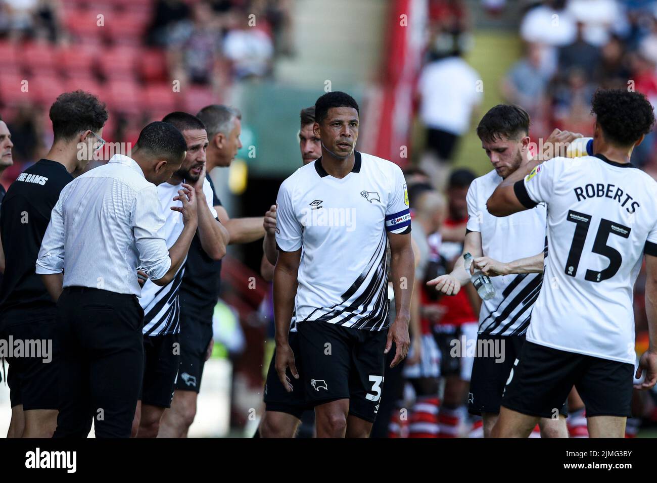 Curtis Davies della Derby County durante una pausa durante la partita della Sky Bet League 1 tra Charlton Athletic e Derby County alla Valley, Londra sabato 6th agosto 2022. (Credit: Tom West | MI News) Credit: MI News & Sport /Alamy Live News Foto Stock