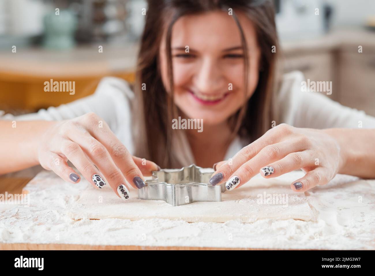 donna che fa biscotti taglierina cottura roba Foto Stock