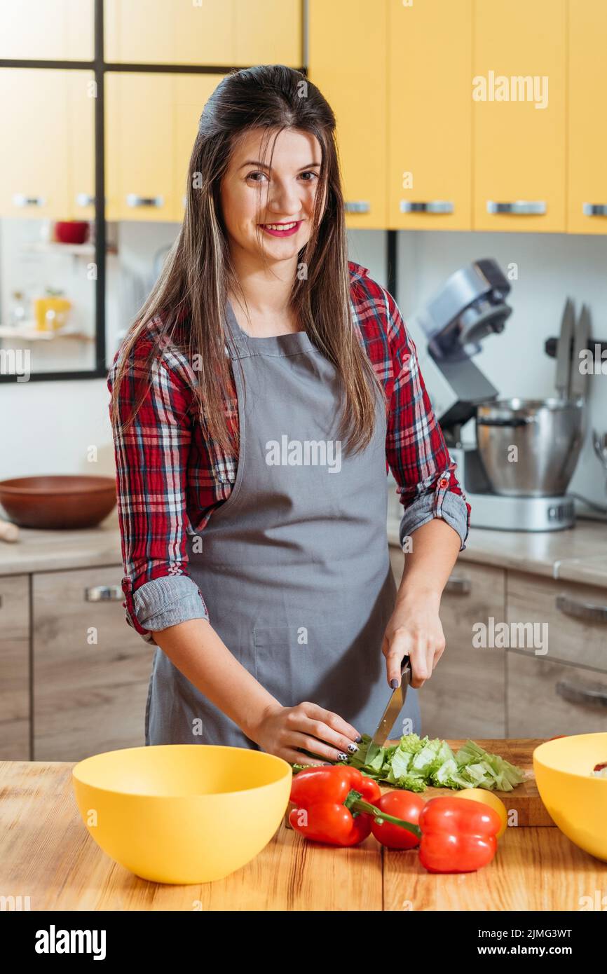 donna che cucina sana insalata mista taglio lattuga Foto Stock