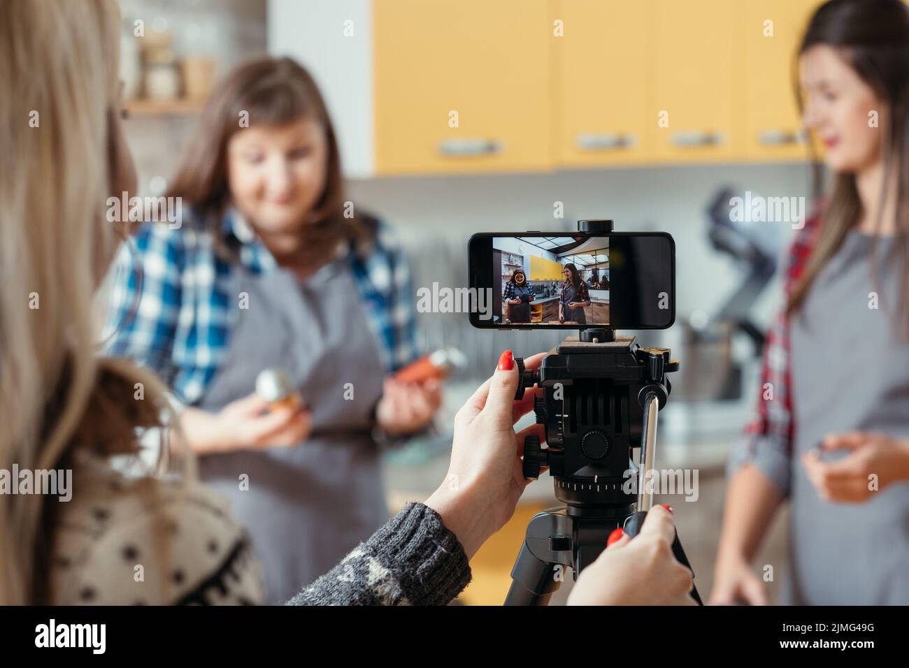video per smartphone vlog di cucina donne assistente pasto Foto Stock