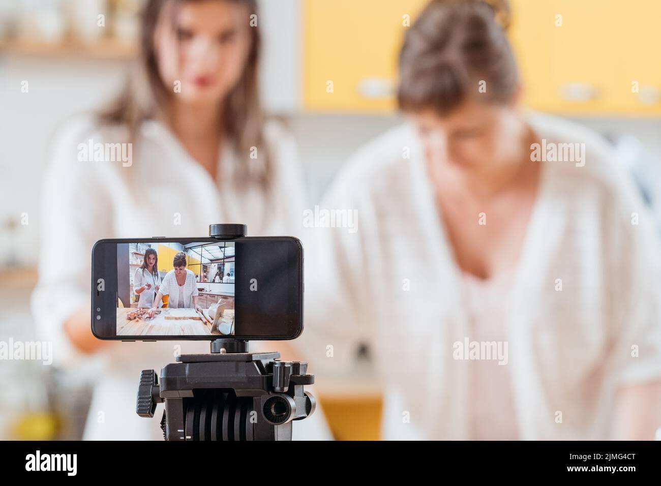 cucina vlog donne cottura smartphone attrezzature Foto Stock