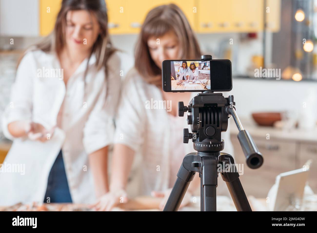 culinario vlog donne cottura smartphone hobby online Foto Stock