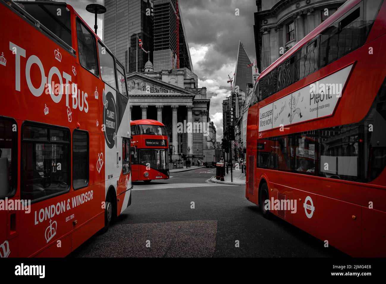 Tre autobus a due piani rossi si incontrano all'incrocio di Bank Station, Londra; colore rosso selettivo della carta da parati a due piani di Londra Foto Stock